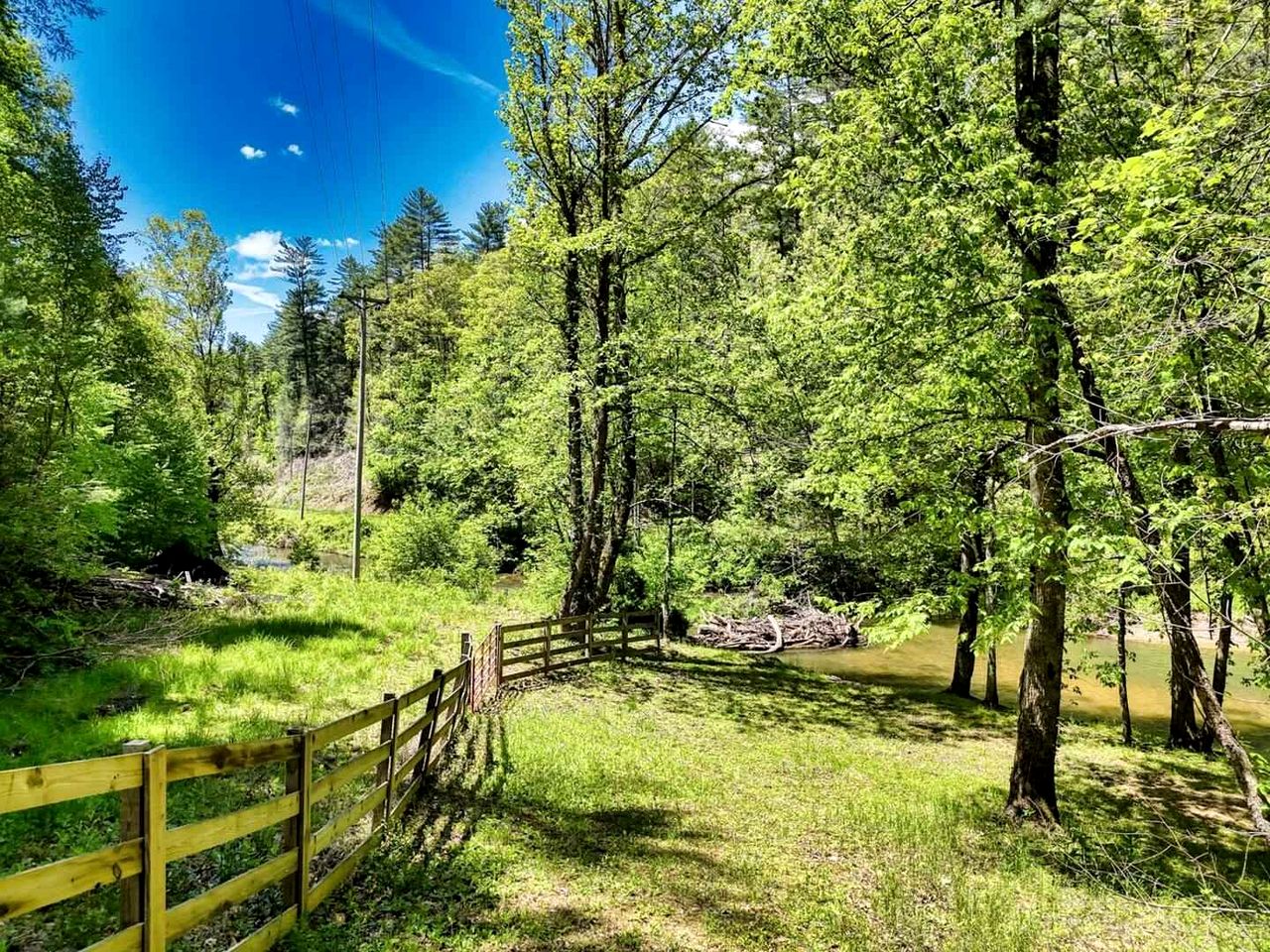 Cozy Cabin with Direct Access to the Toccoa River, a Perfect Escape for Fishing Lovers in Suches, Georgia