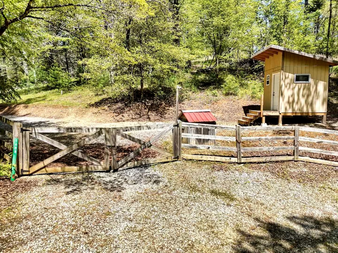 Cozy Cabin with Direct Access to the Toccoa River, a Perfect Escape for Fishing Lovers in Suches, Georgia