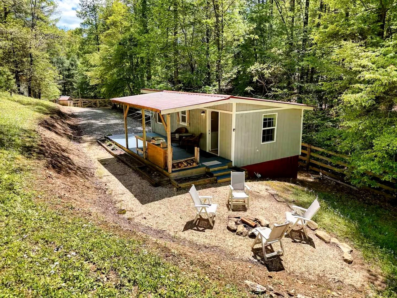 Cozy Cabin with Direct Access to the Toccoa River, a Perfect Escape for Fishing Lovers in Suches, Georgia