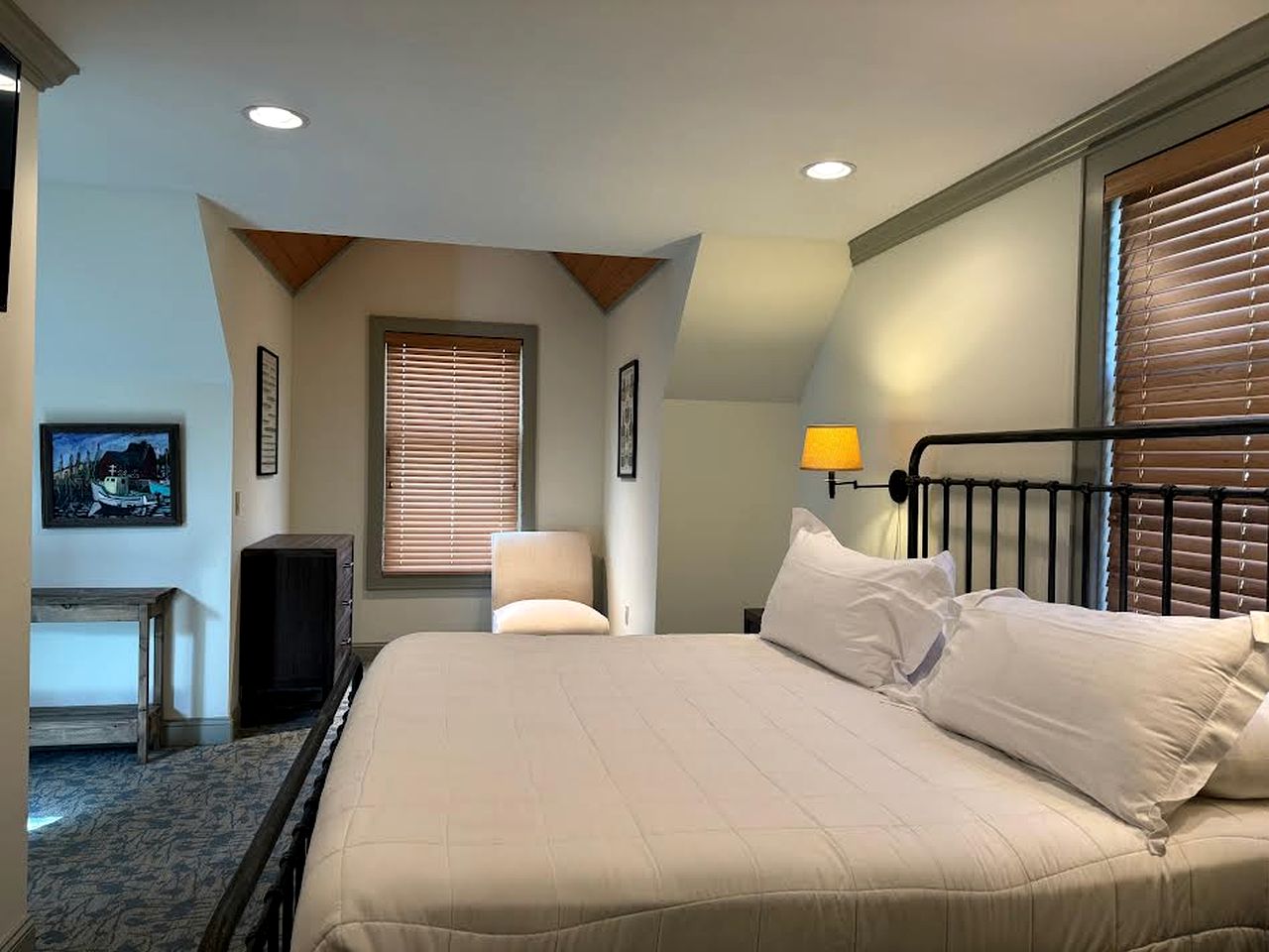 Impressive Family-Friendly Lake Cottage in The Berkshires, Massachusetts