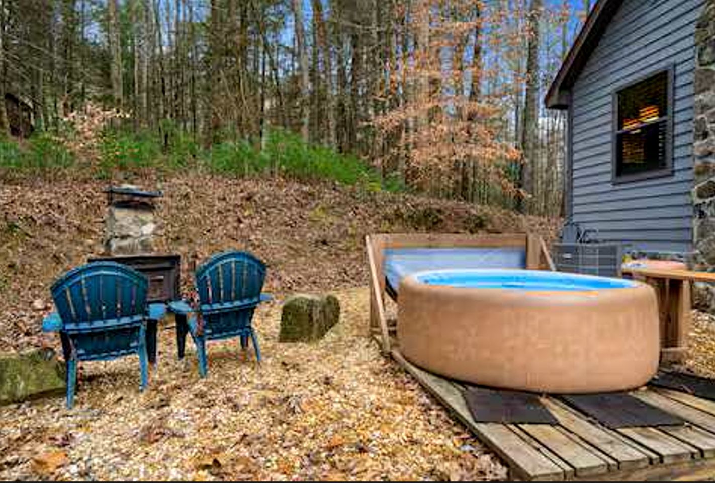 Charming Cabin Nestled in the Forest near the Toccoa River in Suches, Georgia