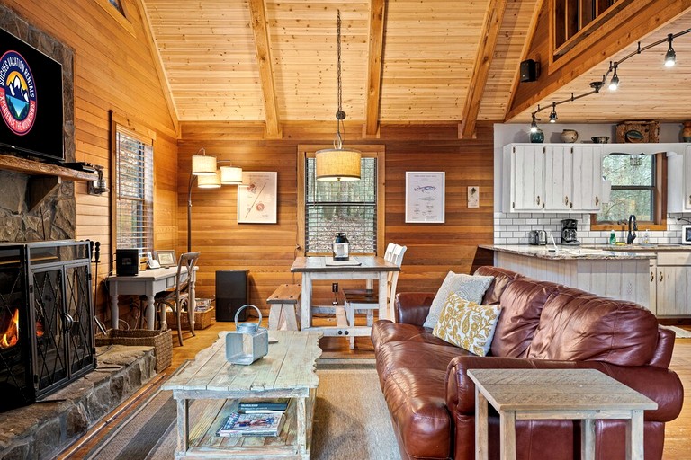 Charming Cabin Nestled in the Forest near the Toccoa River in Suches, Georgia