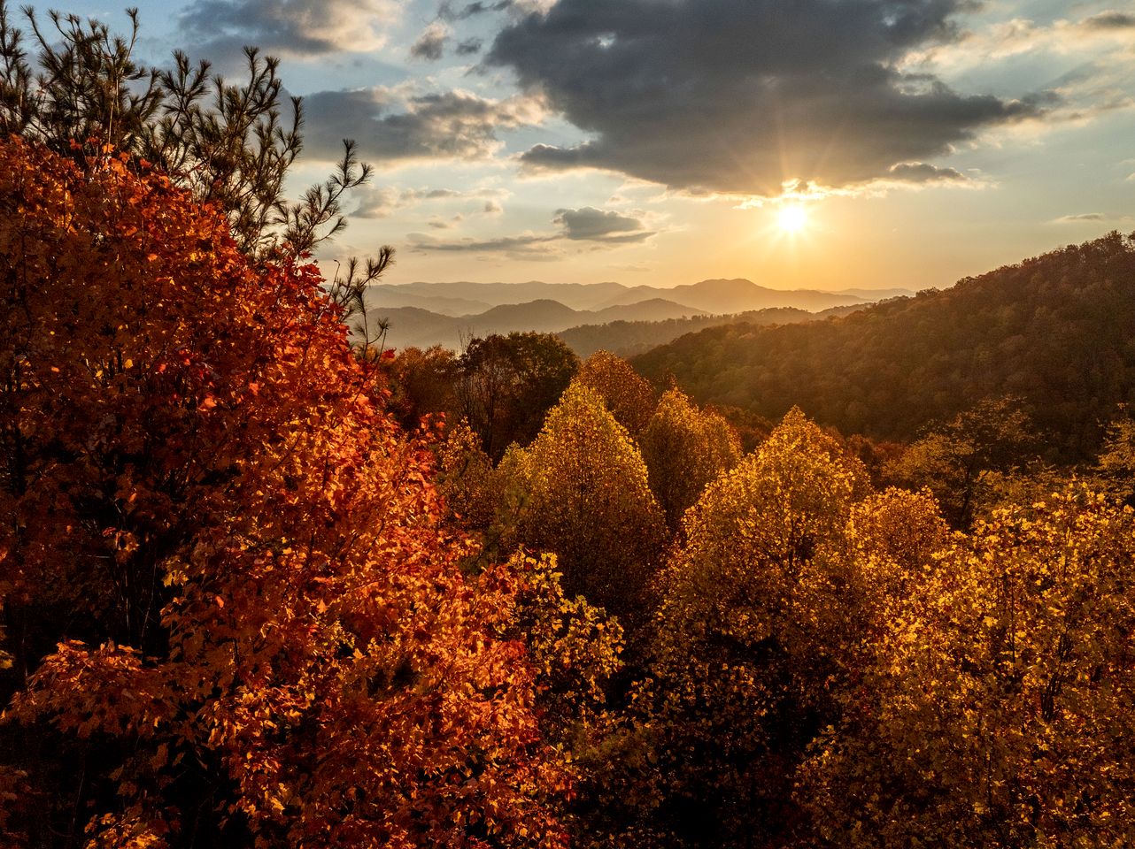 Luxurious Safari Tent with Breathtaking Mountain Views for an Unforgettable Glamping Experience near Waynesville, North Carolina
