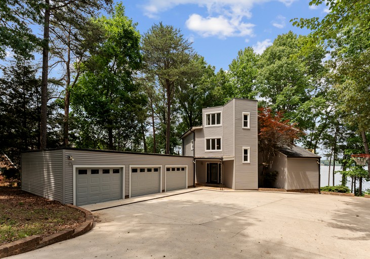 Secluded Luxury Lakeside Retreat with Private Shoreline near Charlotte, Lake Norman North Carolina