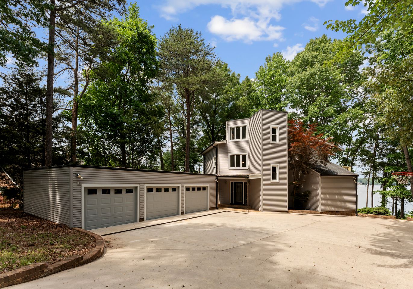 Secluded Luxury Lakeside Retreat with Private Shoreline near Charlotte, Lake Norman North Carolina