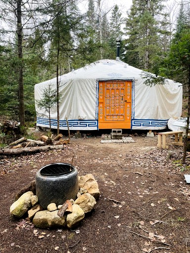 Magnificent Yurt Nestled in the Forest with Lake Access for a Peaceful Escape in Saint-Jean-Des-Piles, Quebec