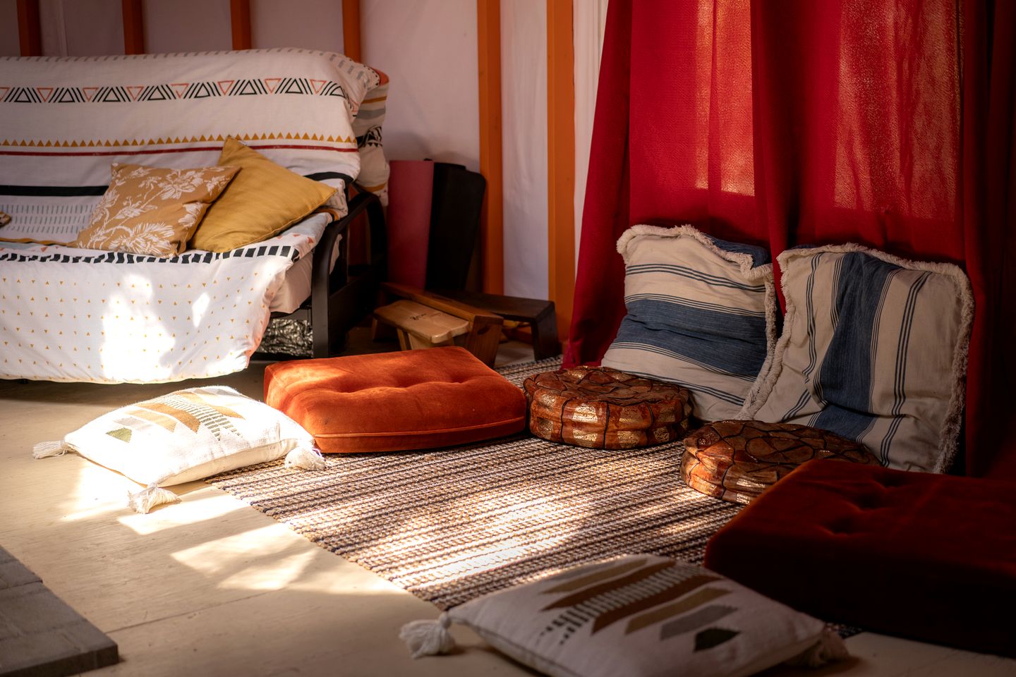 Magnificent Yurt Nestled in the Forest with Lake Access for a Peaceful Escape in Saint-Jean-Des-Piles, Quebec