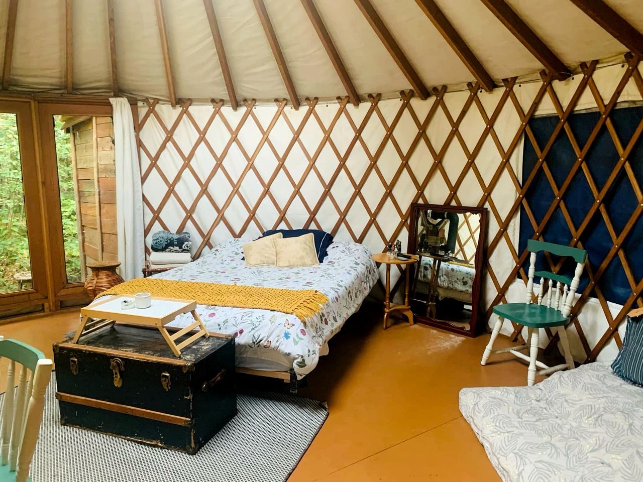 Cozy Yurt Surrounded by Trees with Beautiful Lake Views for a Relaxing Getaway in Saint-Jean-Des-Piles, Quebec