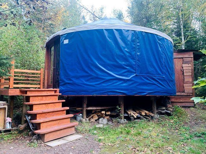 Cozy Yurt Surrounded by Trees with Beautiful Lake Views for a Relaxing Getaway in Saint-Jean-Des-Piles, Quebec
