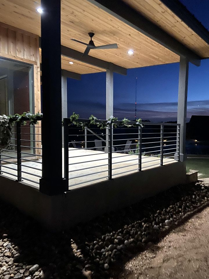 Charming Rancho-Style Cabin with Hot Tub & Sunset Views near Gruene in New Braunfels, Texas