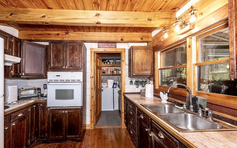 Cabins (United States of America, Newberg, Oregon)