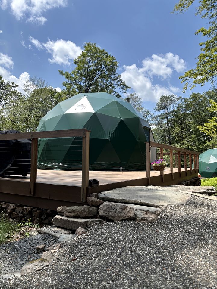 Luxurious Dome with Stunning Views for a Romantic Glamping Getaway by Swan Lake, New York