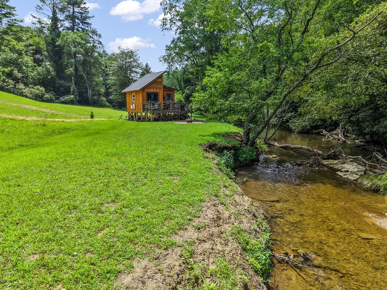 Cozy Tiny Cabin by the Creek for a Unique Pet-Friendly Getaway in Hillsville, Virginia