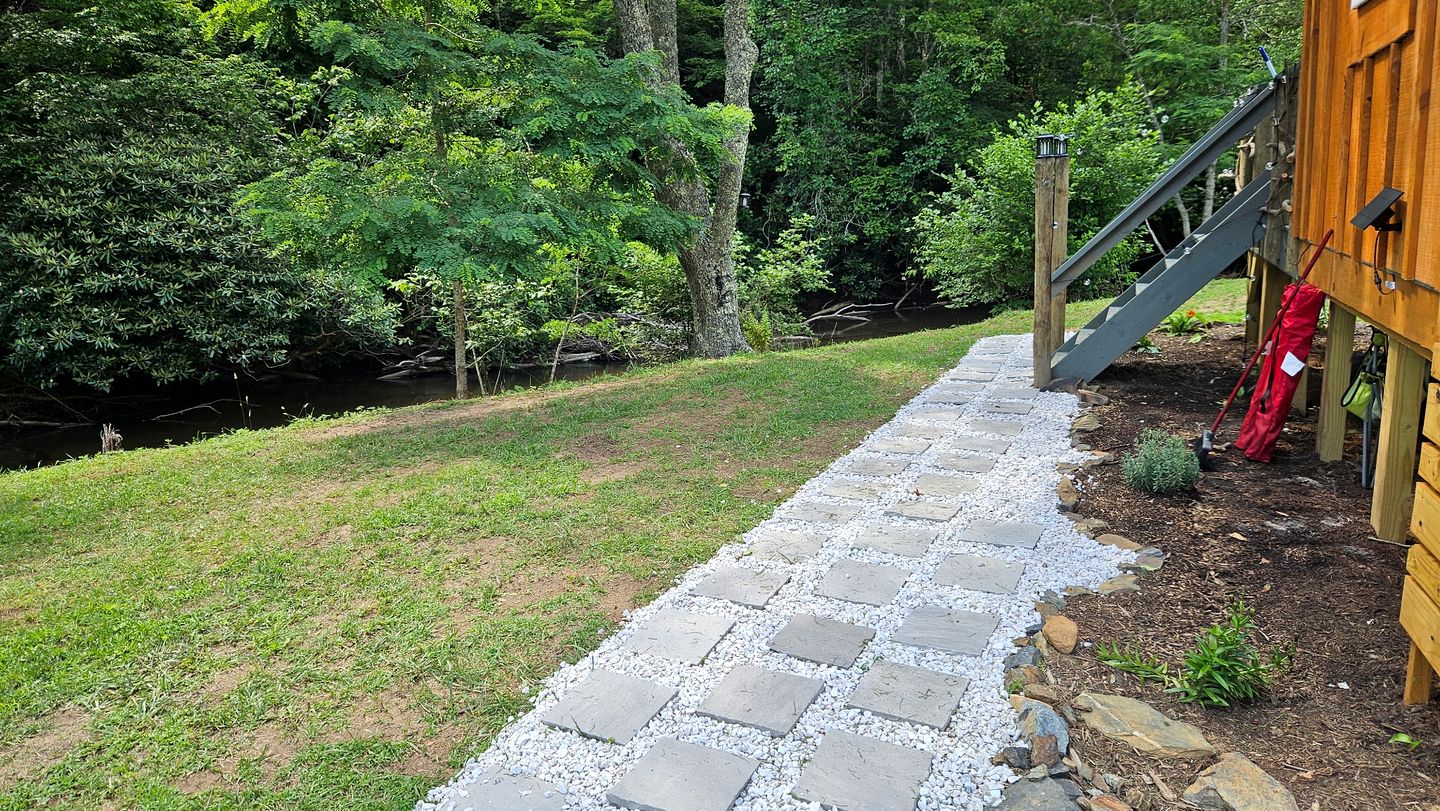 Cozy Tiny Cabin by the Creek for a Unique Pet-Friendly Getaway in Hillsville, Virginia