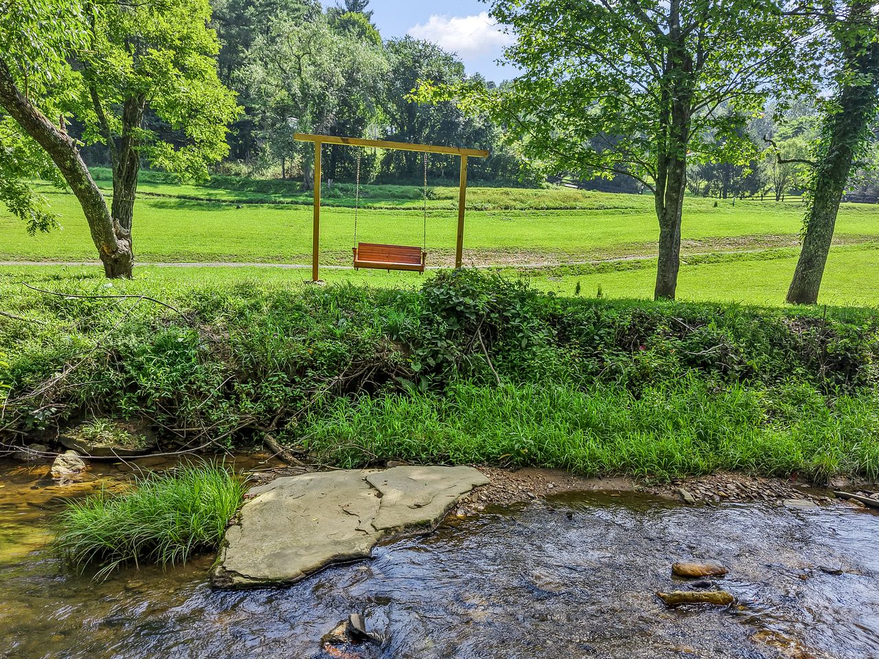 Cozy Tiny Cabin by the Creek for a Unique Pet-Friendly Getaway in Hillsville, Virginia
