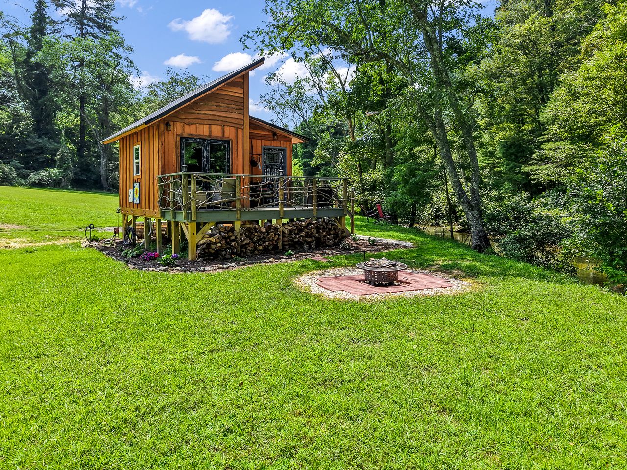 Cozy Tiny Cabin by the Creek for a Unique Pet-Friendly Getaway in Hillsville, Virginia