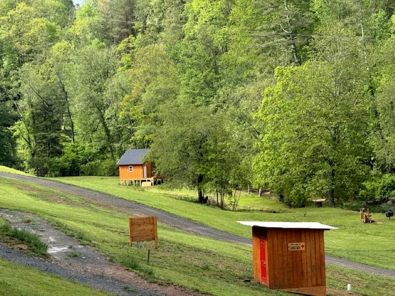Cozy Tiny Cabin by the Creek for a Unique Pet-Friendly Getaway in Hillsville, Virginia