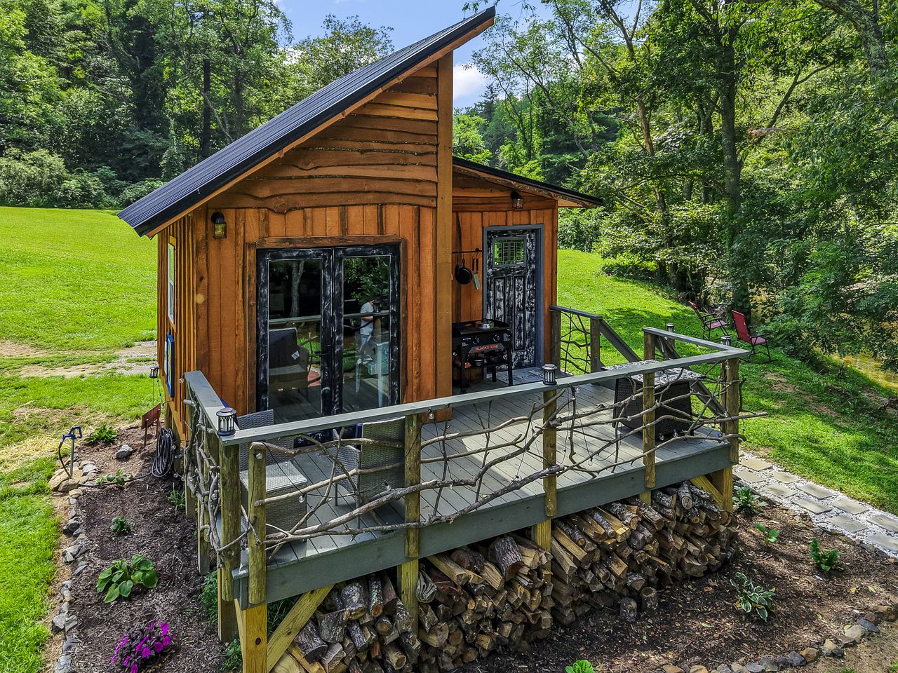 Cozy Tiny Cabin by the Creek for a Unique Pet-Friendly Getaway in Hillsville, Virginia