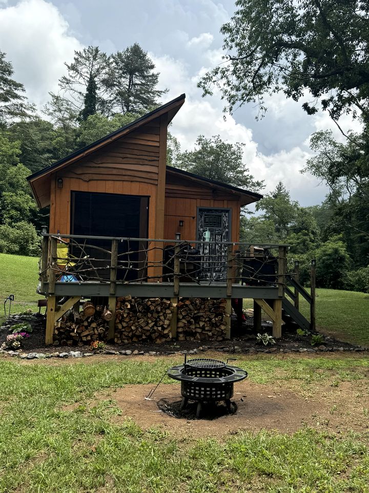 Cozy Tiny Cabin by the Creek for a Unique Pet-Friendly Getaway in Hillsville, Virginia
