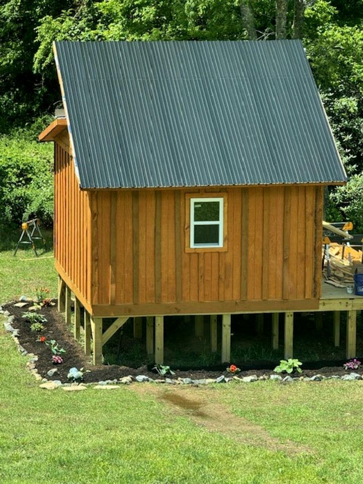 Cozy Tiny Cabin by the Creek for a Unique Pet-Friendly Getaway in Hillsville, Virginia