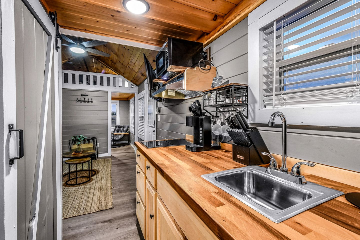 Modern Tiny House Surrounded by Nature, the Perfect Base for Tennessee Adventures in Sevierville