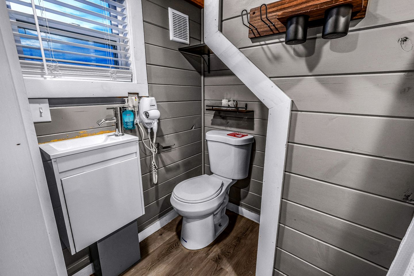 Modern Tiny House Surrounded by Nature, the Perfect Base for Tennessee Adventures in Sevierville
