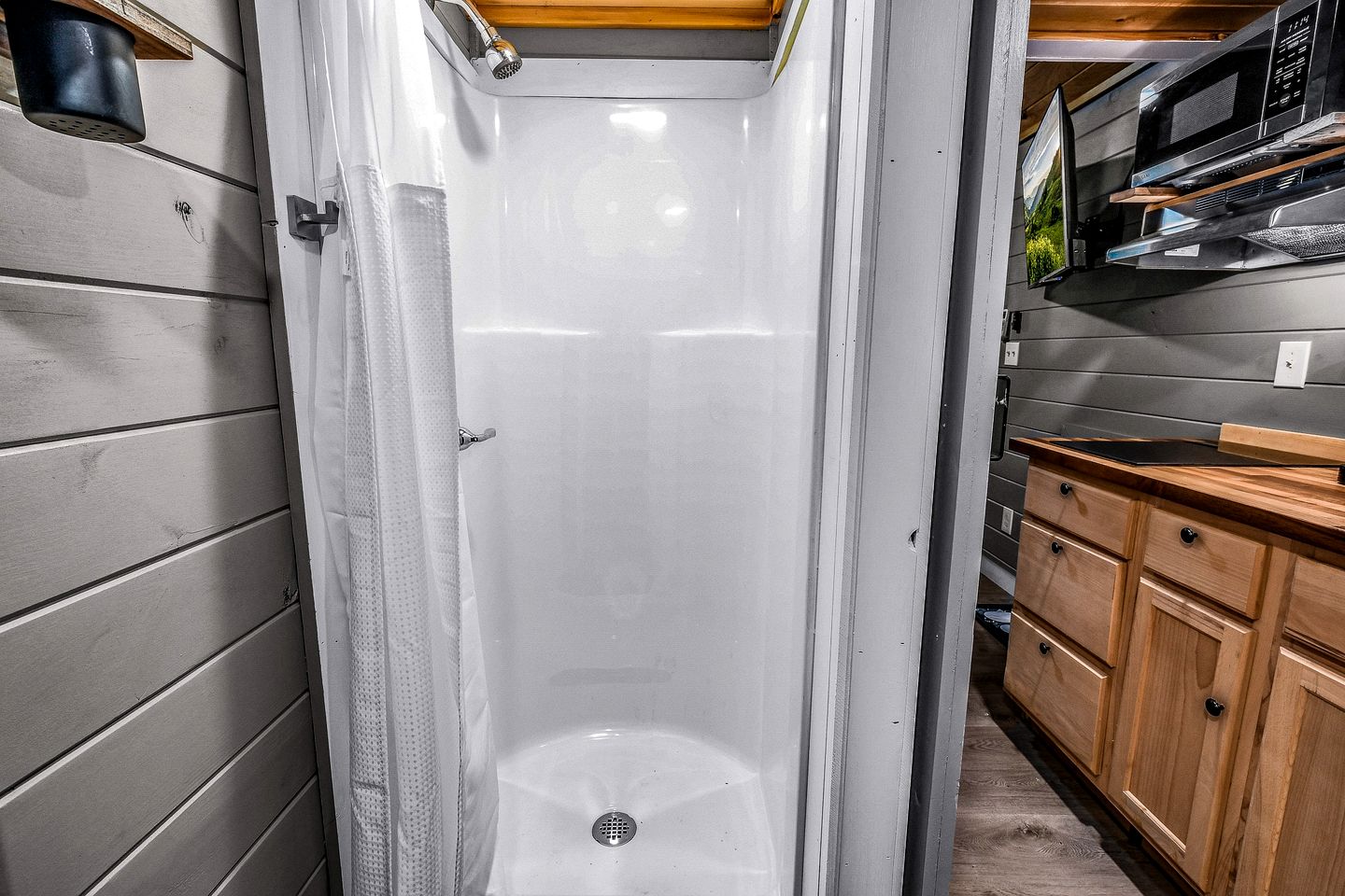 Modern Tiny House Surrounded by Nature, the Perfect Base for Tennessee Adventures in Sevierville