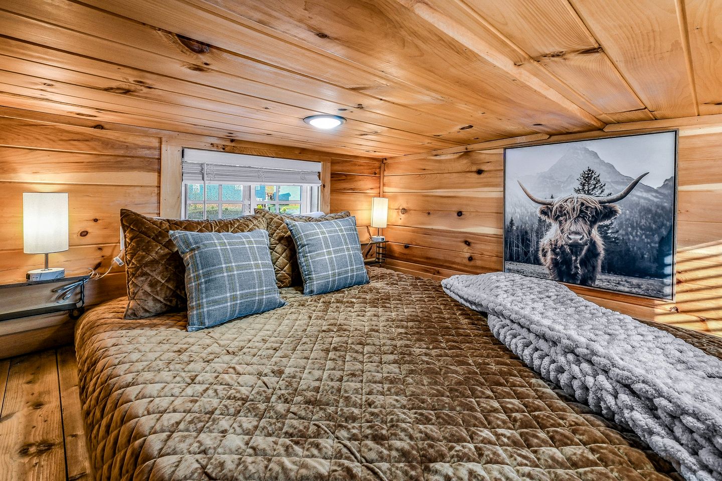 Romantic Tiny House in Sevierville for a Memorable Escape near the Great Smoky Mountains in Tennessee