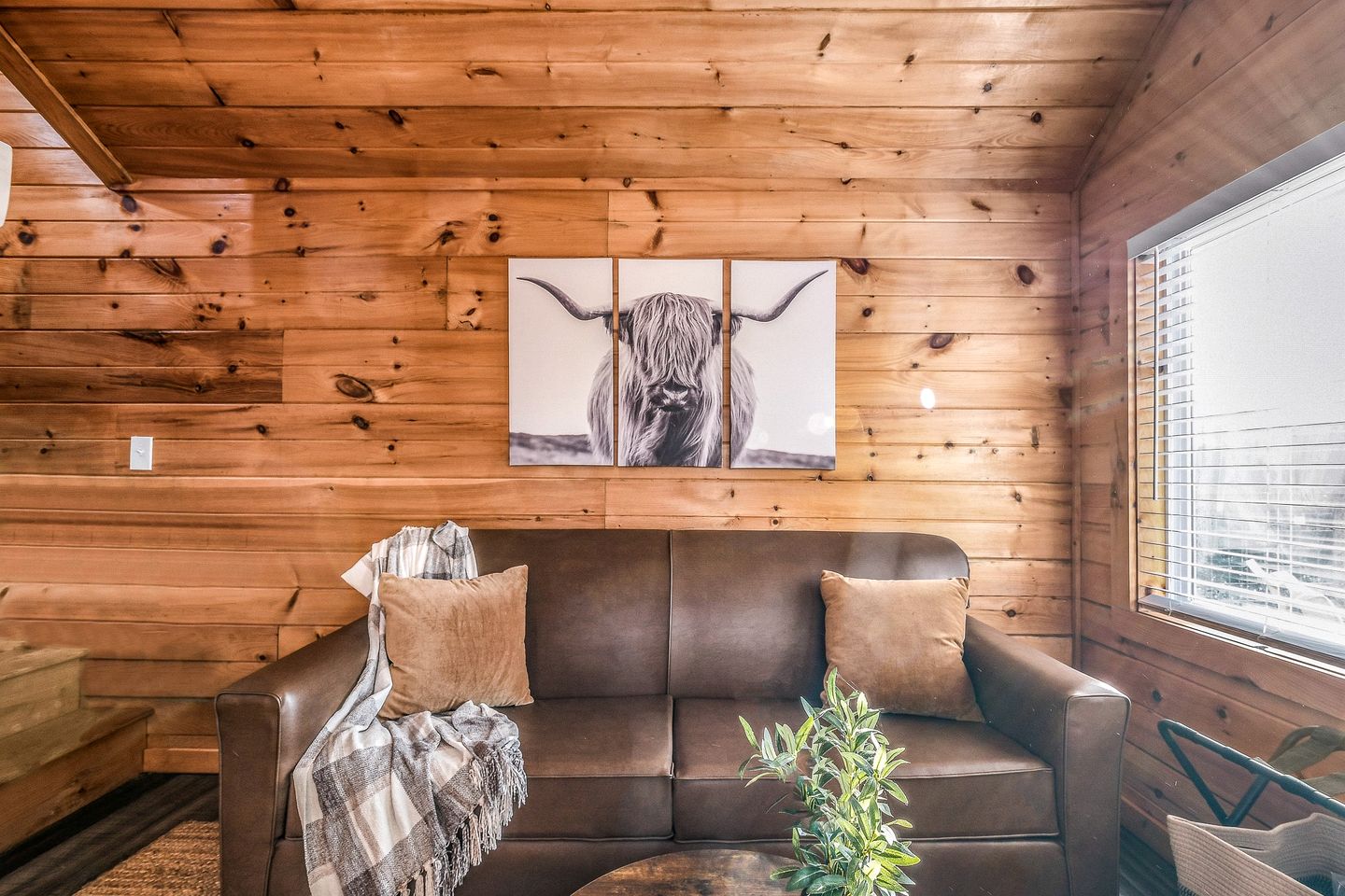 Romantic Tiny House in Sevierville for a Memorable Escape near the Great Smoky Mountains in Tennessee