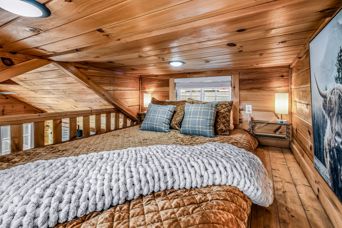 Romantic Tiny House in Sevierville for a Memorable Escape near the Great Smoky Mountains in Tennessee