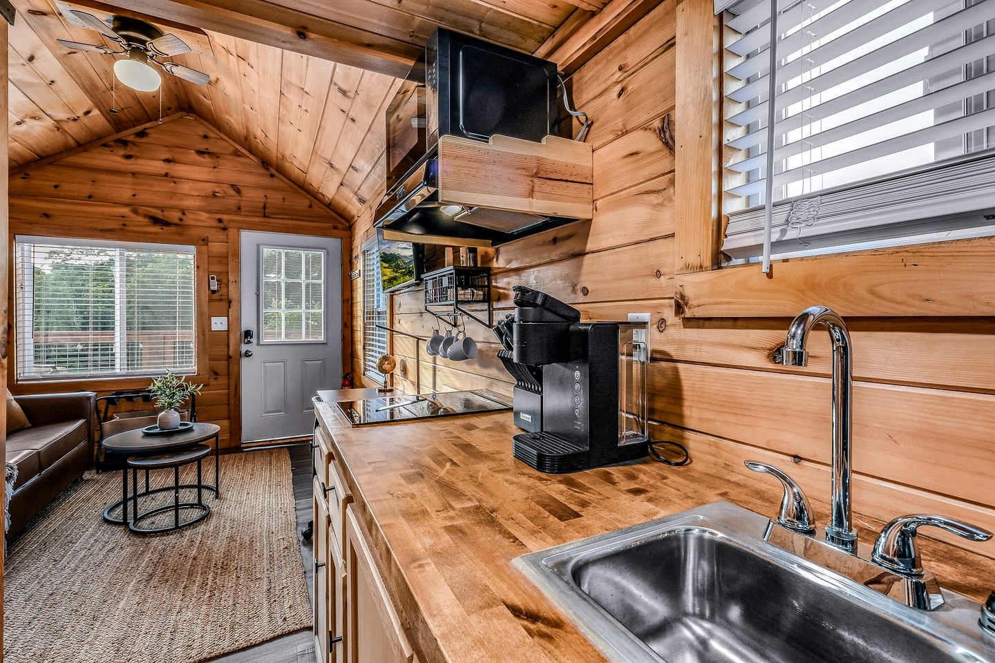 Romantic Tiny House in Sevierville for a Memorable Escape near the Great Smoky Mountains in Tennessee