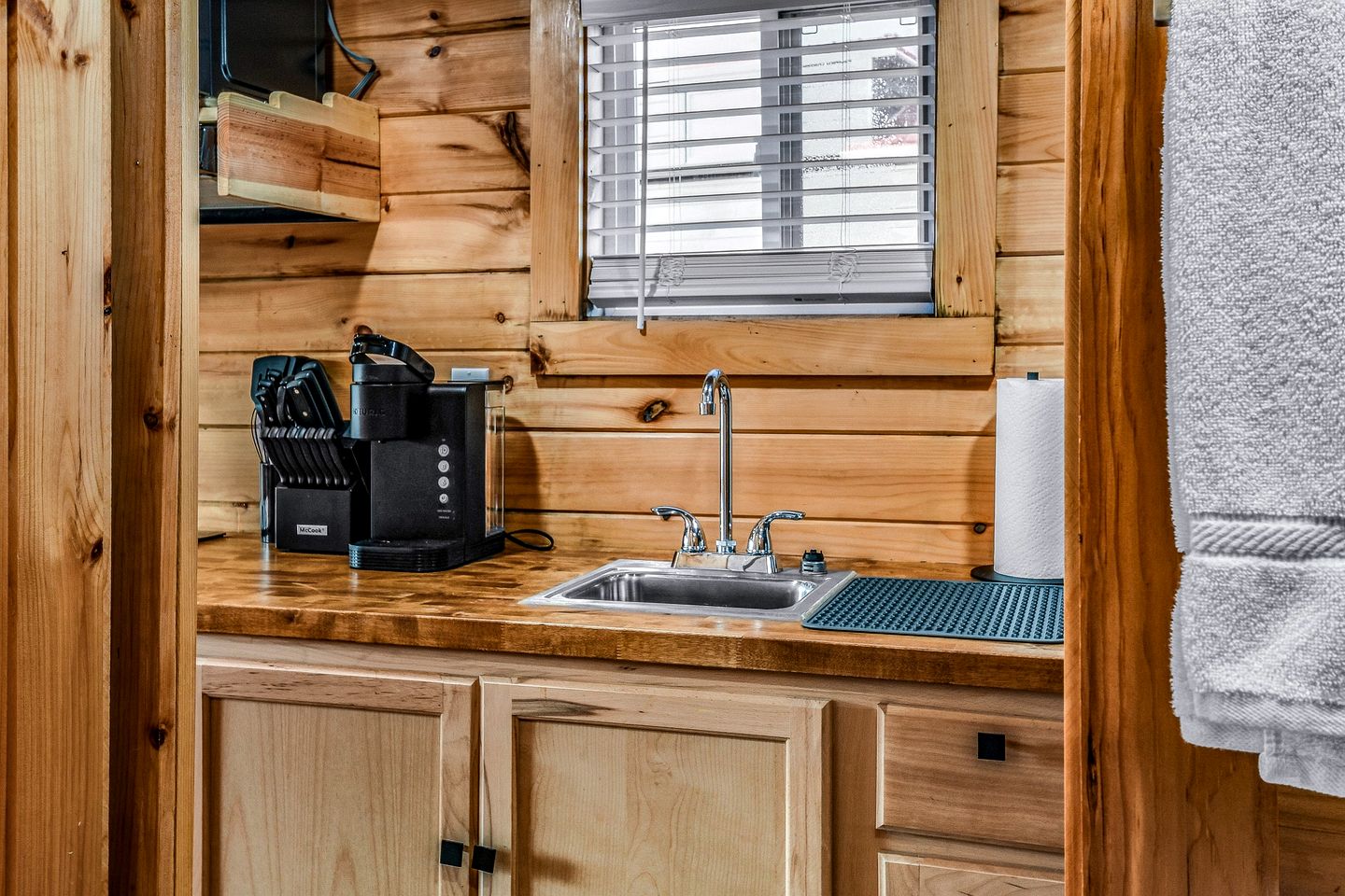 Romantic Tiny House in Sevierville for a Memorable Escape near the Great Smoky Mountains in Tennessee