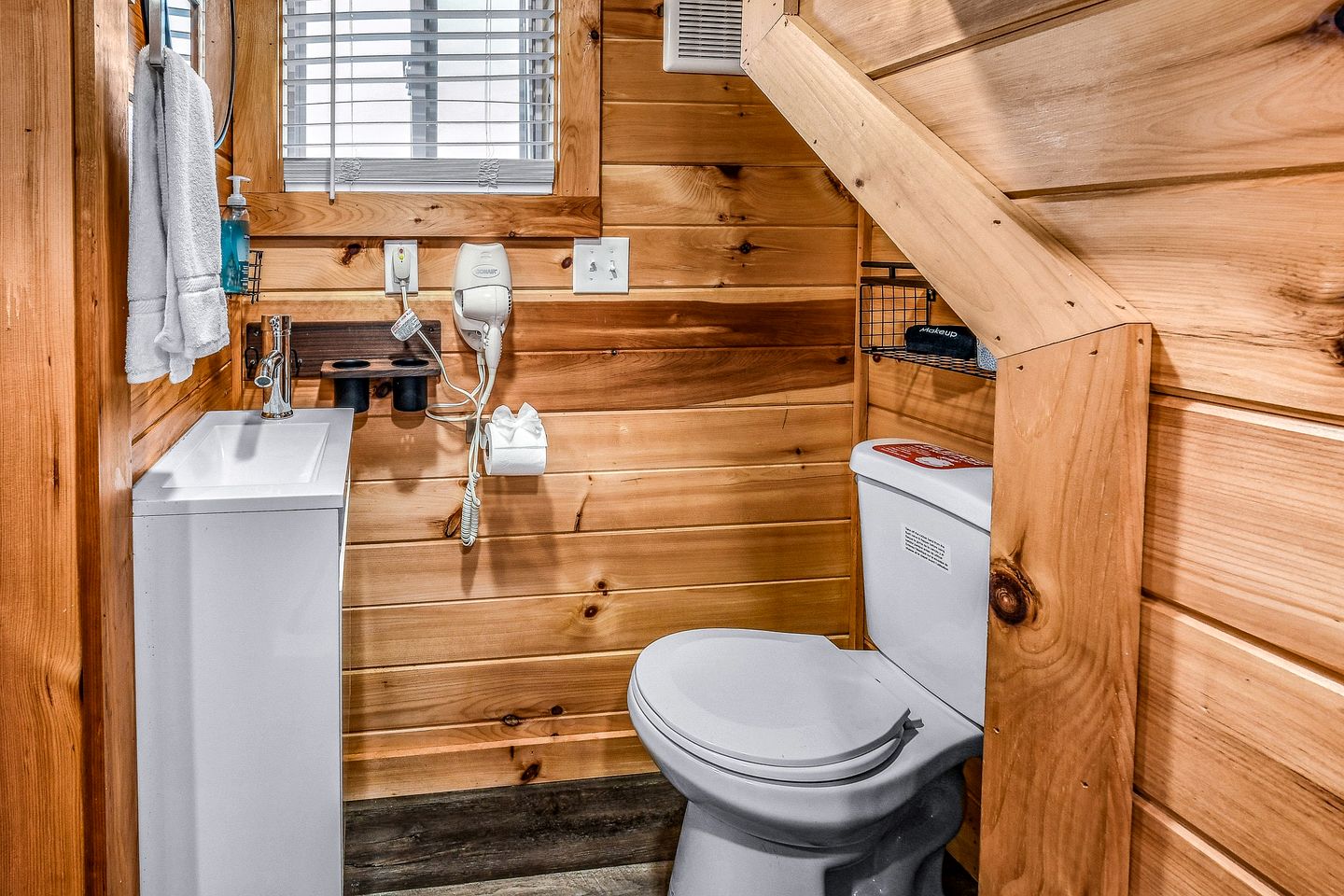 Romantic Tiny House in Sevierville for a Memorable Escape near the Great Smoky Mountains in Tennessee
