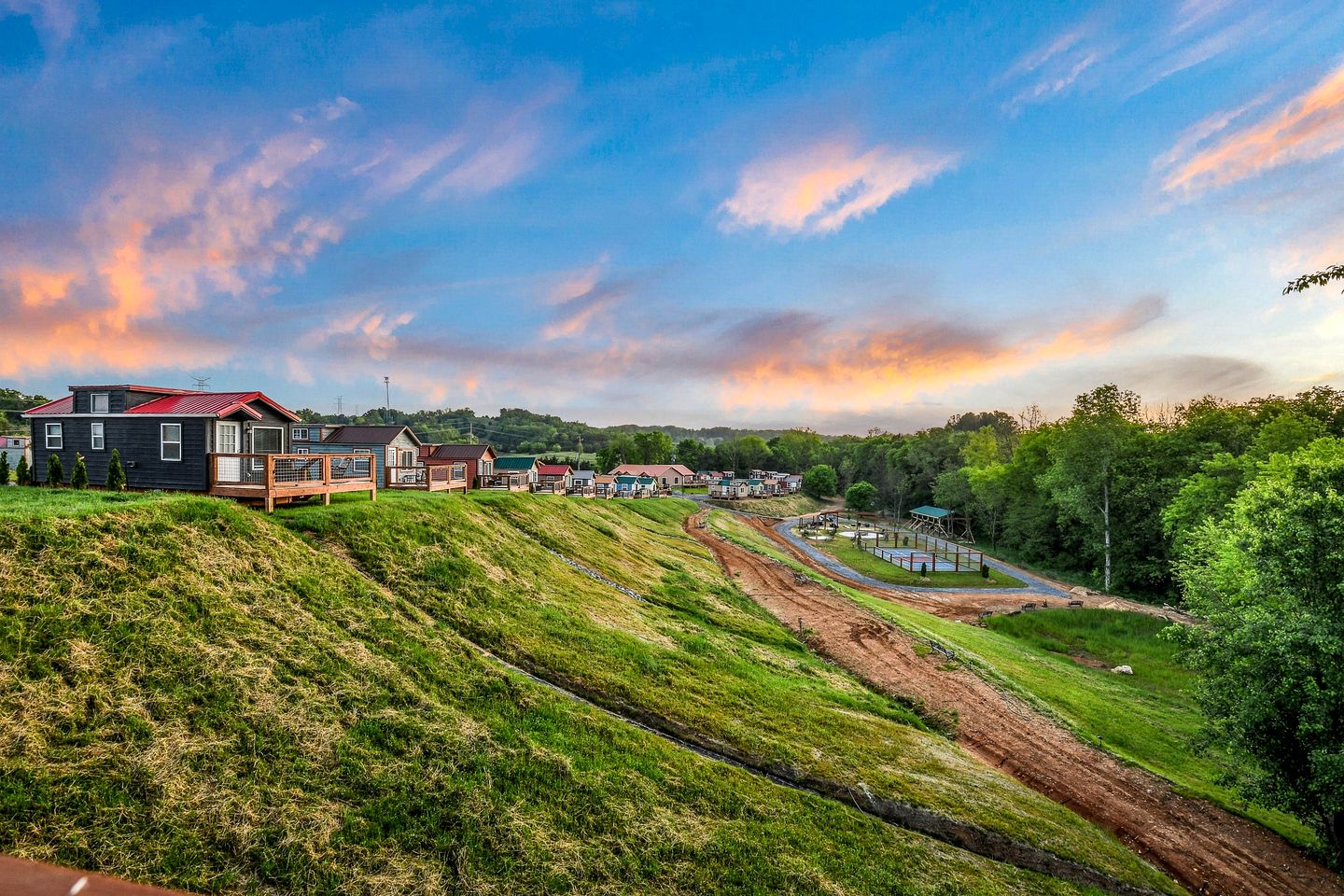 Romantic Tiny House in Sevierville for a Memorable Escape near the Great Smoky Mountains in Tennessee