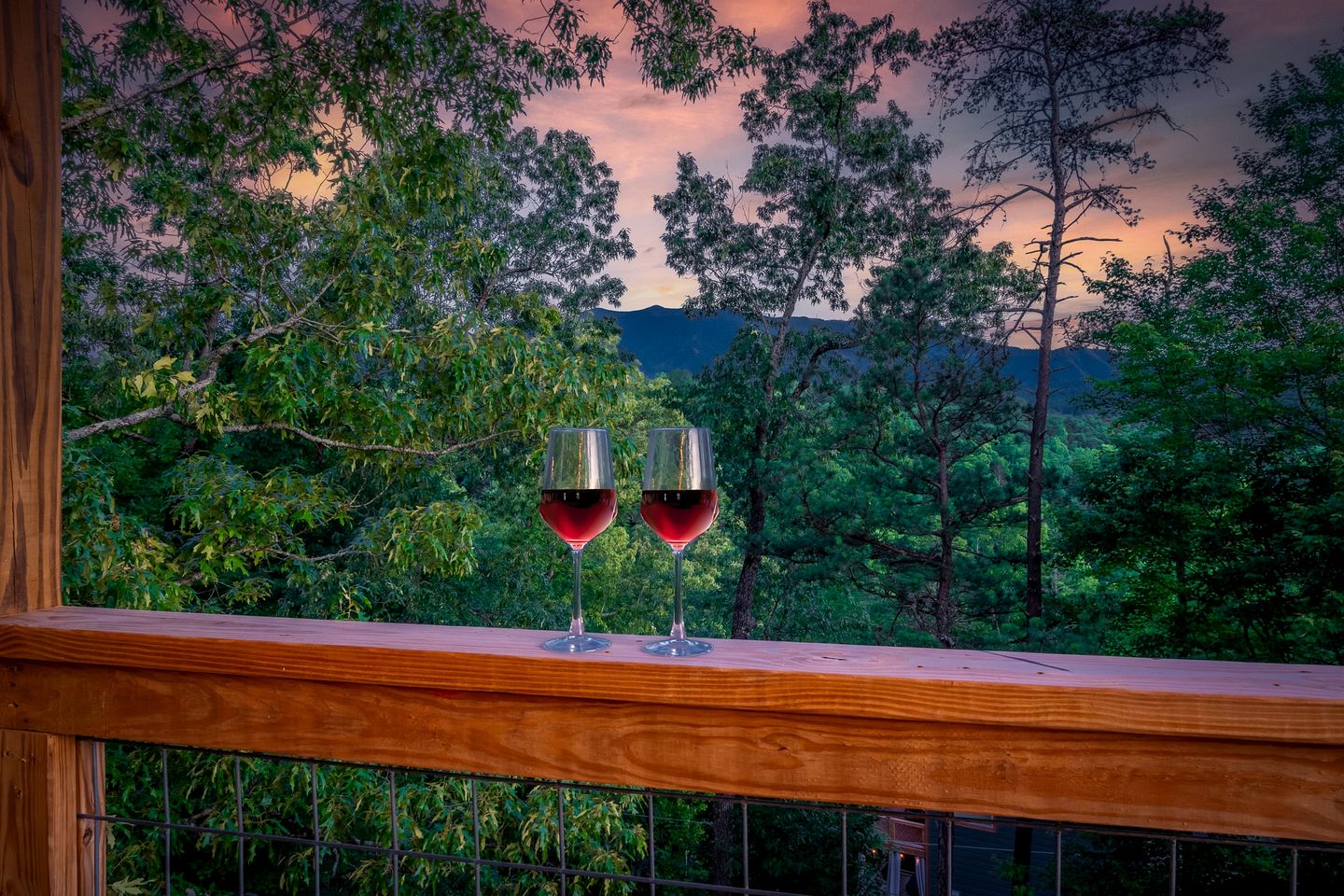 Romantic Tiny House in Sevierville for a Memorable Escape near the Great Smoky Mountains in Tennessee