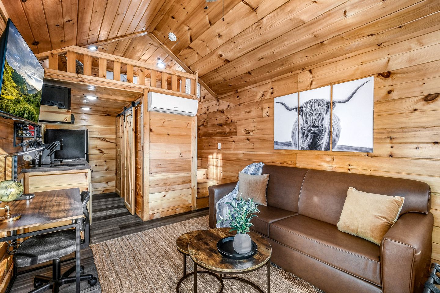Romantic Tiny House in Sevierville for a Memorable Escape near the Great Smoky Mountains in Tennessee