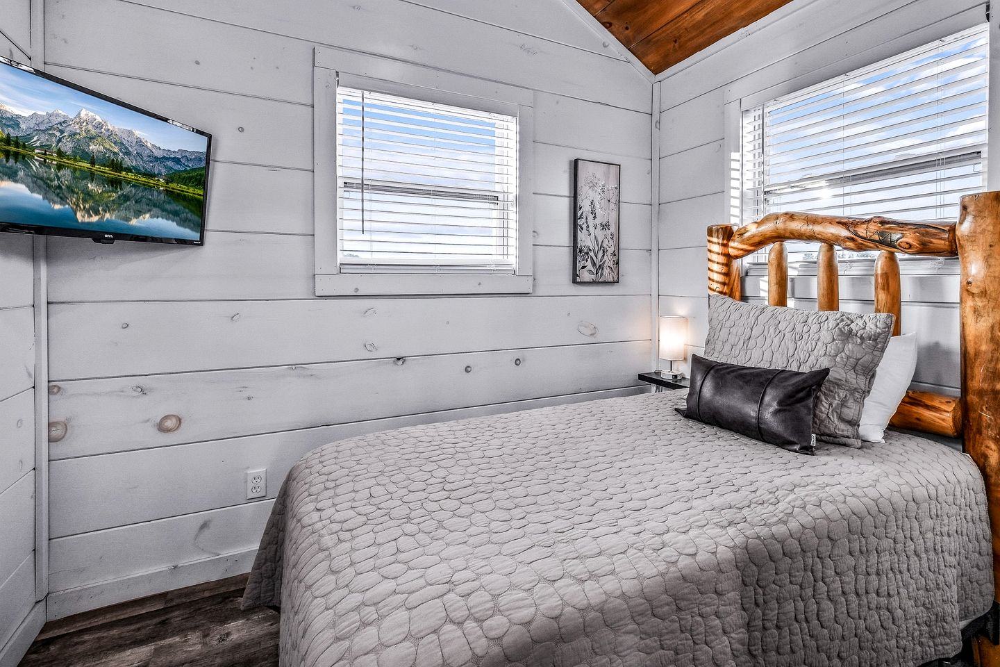 Cozy Tiny House near the Great Smoky Mountains for a Unique Getaway in Sevierville, Tennessee