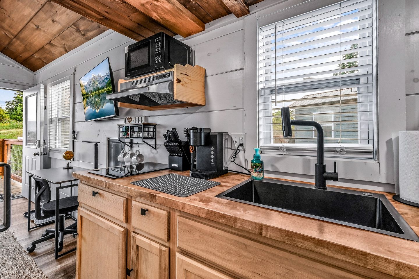 Cozy Tiny House near the Great Smoky Mountains for a Unique Getaway in Sevierville, Tennessee