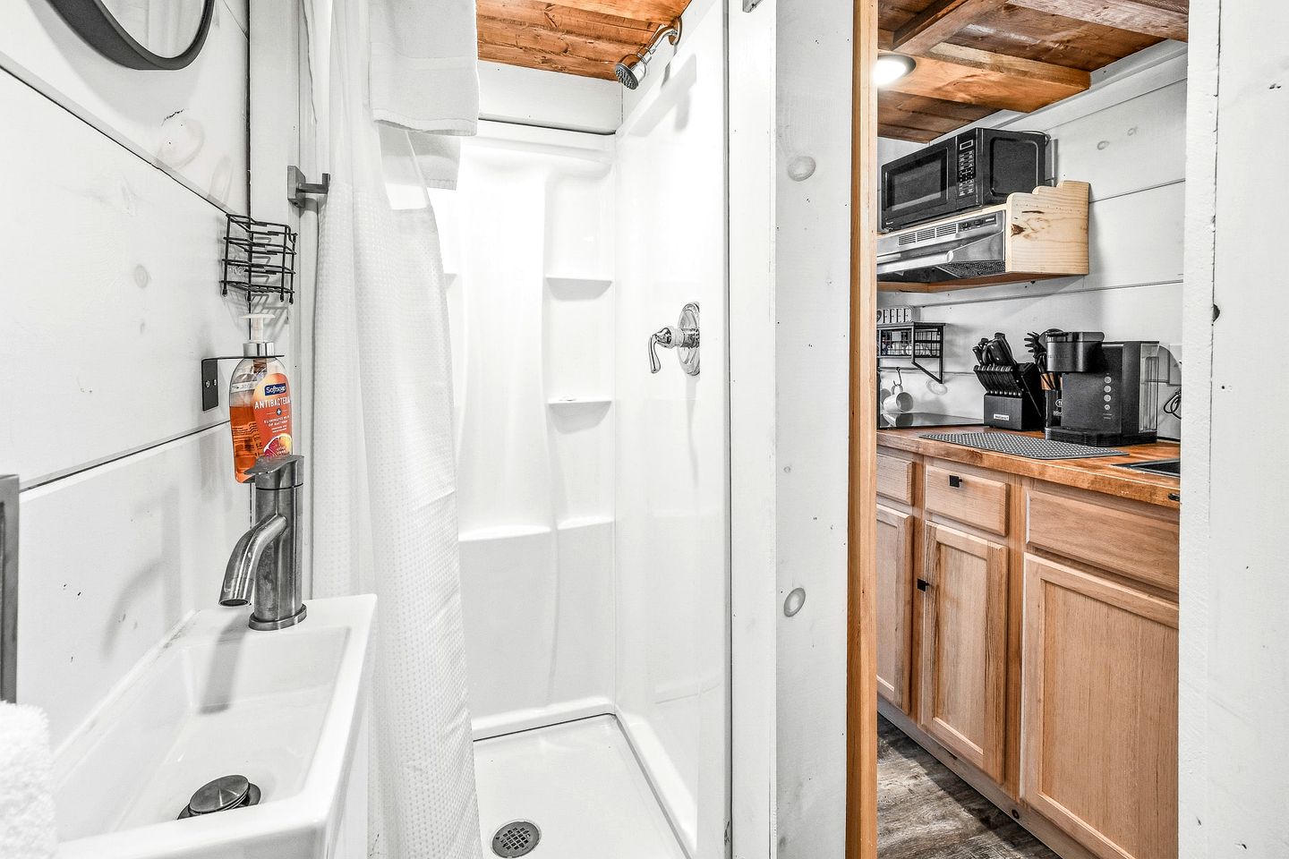 Cozy Tiny House near the Great Smoky Mountains for a Unique Getaway in Sevierville, Tennessee