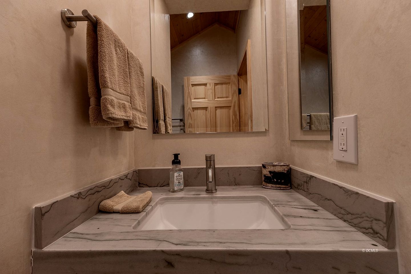 Peaceful Cabin Surrounded by Nature for a Memorable Getaway in Duck Creek Village, Utah