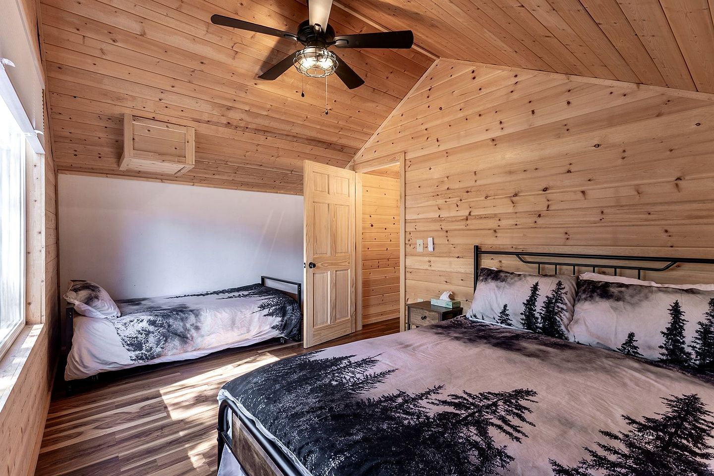 Peaceful Cabin Surrounded by Nature for a Memorable Getaway in Duck Creek Village, Utah