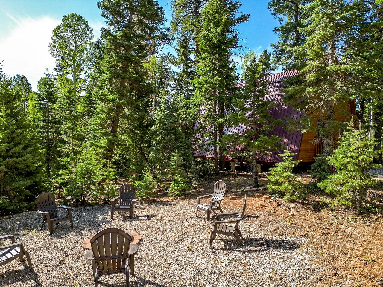 Peaceful Cabin Surrounded by Nature for a Memorable Getaway in Duck Creek Village, Utah