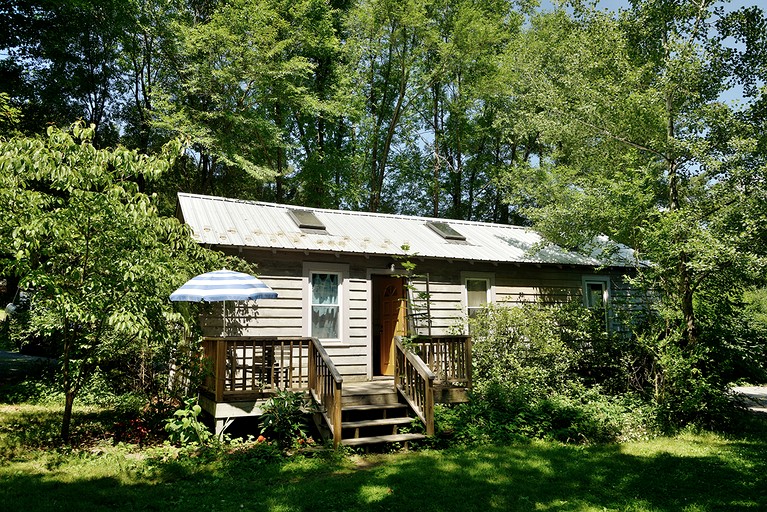Cute Open-Plan Cottage for an Unforgettable Family Vacation in the Southern Catskill Mountains in Woodridge, New York