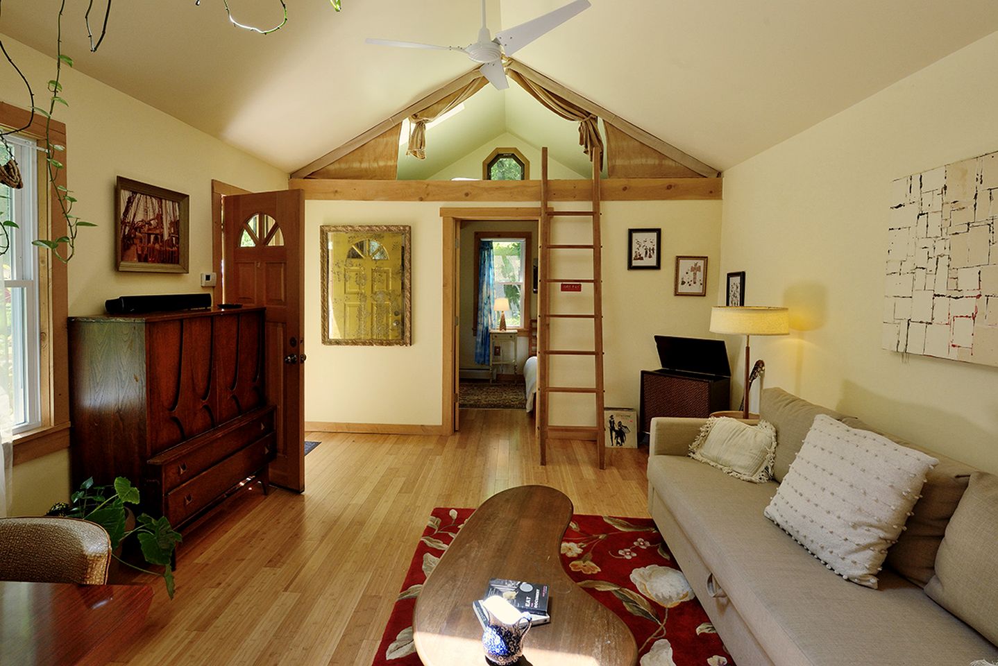 Cute Open-Plan Cottage for an Unforgettable Family Vacation in the Southern Catskill Mountains in Woodridge, New York