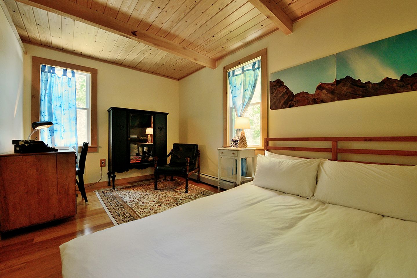 Cute Open-Plan Cottage for an Unforgettable Family Vacation in the Southern Catskill Mountains in Woodridge, New York