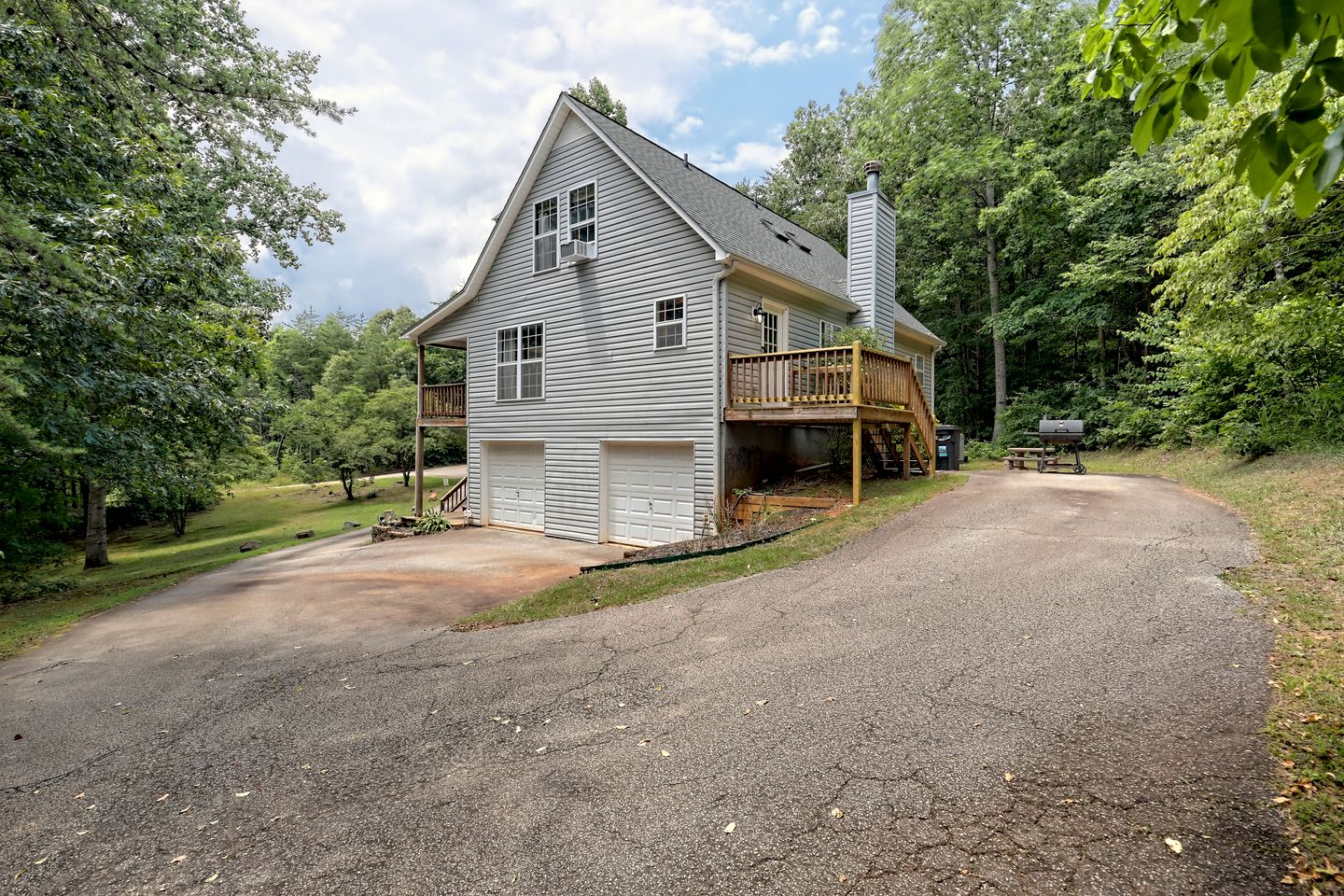 Spacious Mountain View Cabin with Wooded Privacy near Helen, Clarkesville & Cleveland, Georgia