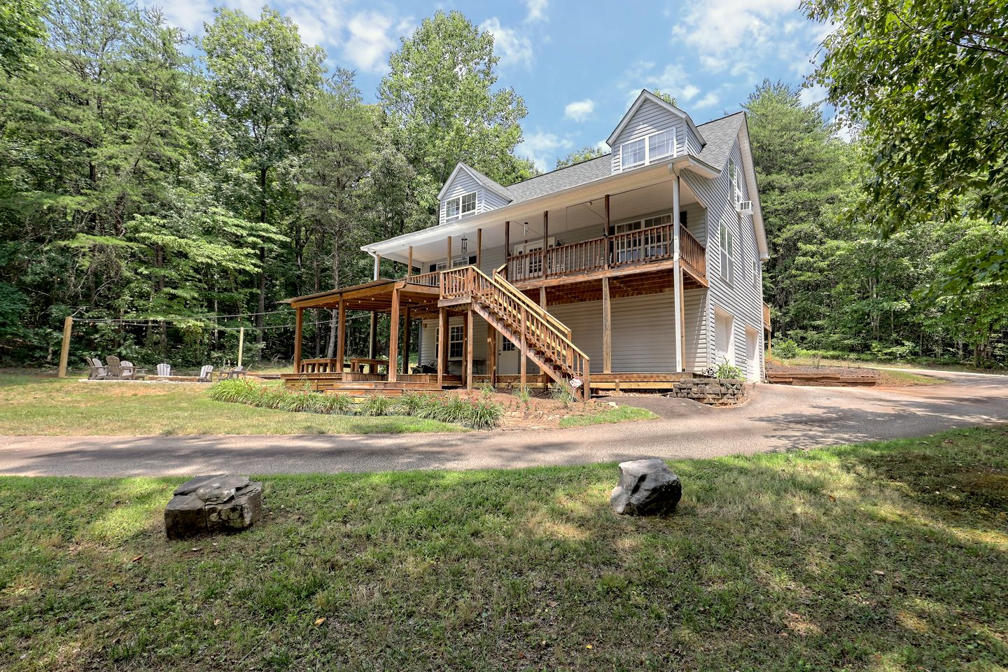 Spacious Mountain View Cabin with Wooded Privacy near Helen, Clarkesville & Cleveland, Georgia