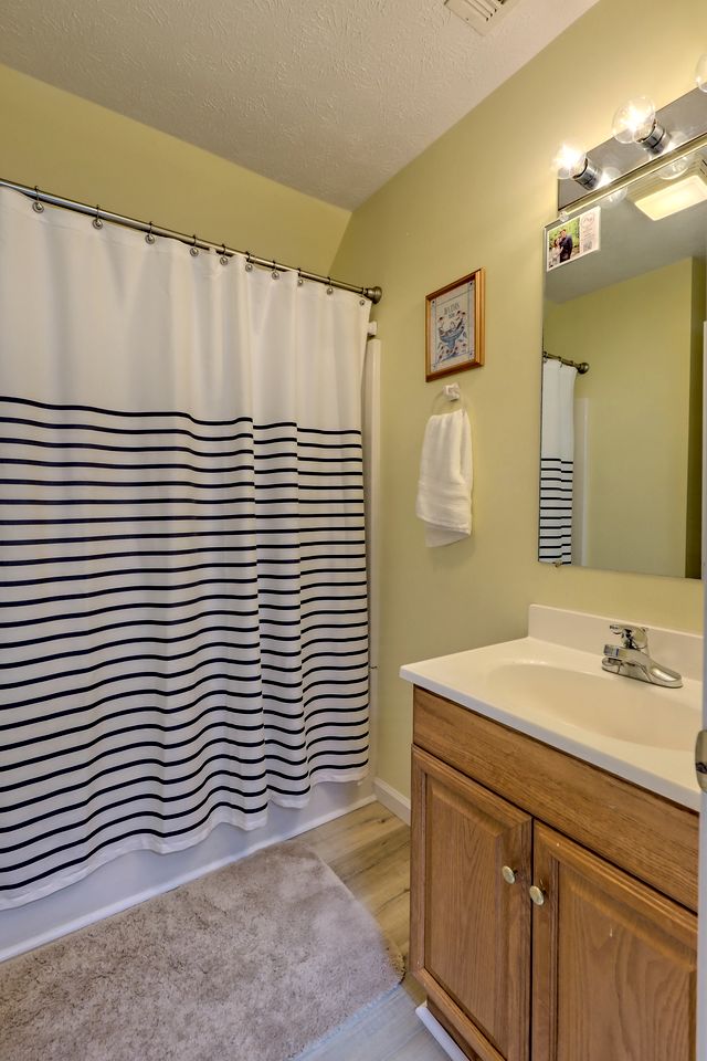 Spacious Mountain View Cabin with Wooded Privacy near Helen, Clarkesville & Cleveland, Georgia