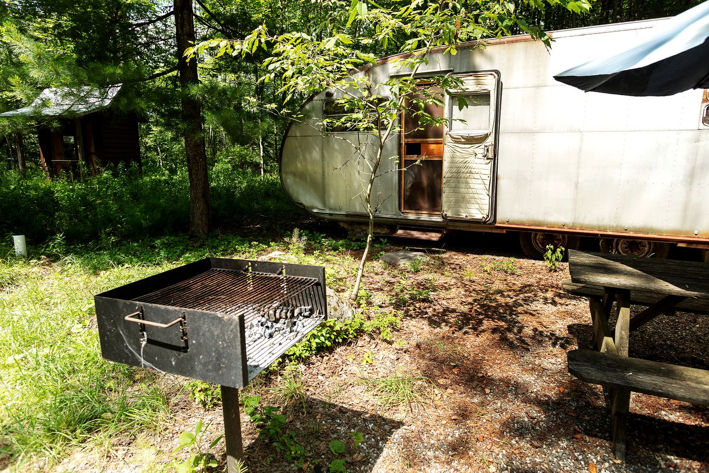 Gorgeous Fully Restored Caravan Nestled in the Trees Along Silver Lake for a Unique Vacation in Woodridge, New York