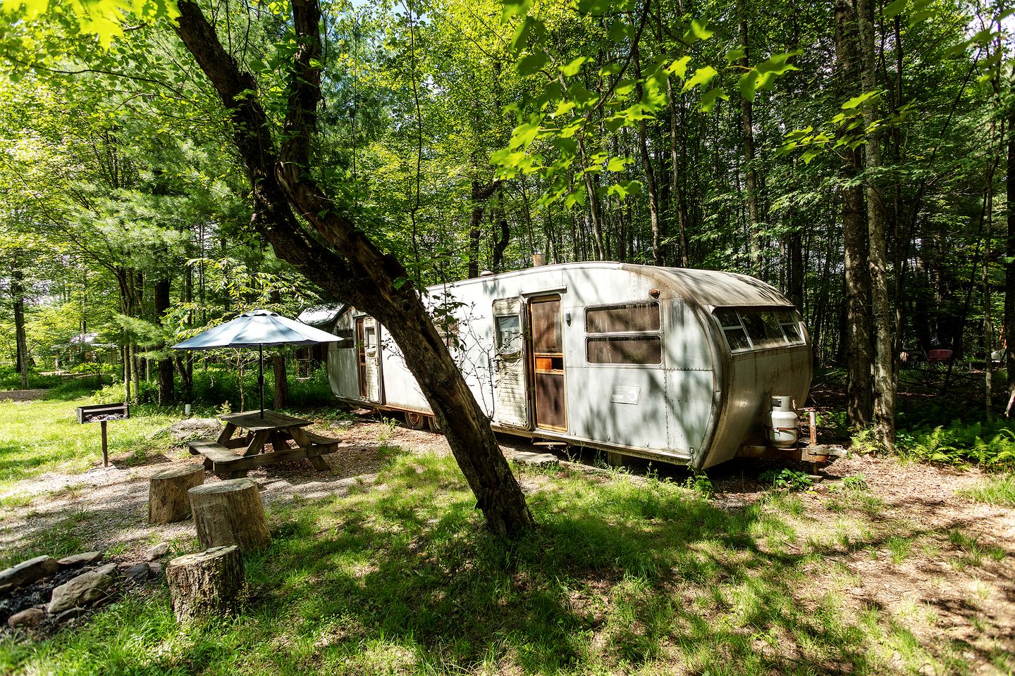 Gorgeous Fully Restored Caravan Nestled in the Trees Along Silver Lake for a Unique Vacation in Woodridge, New York